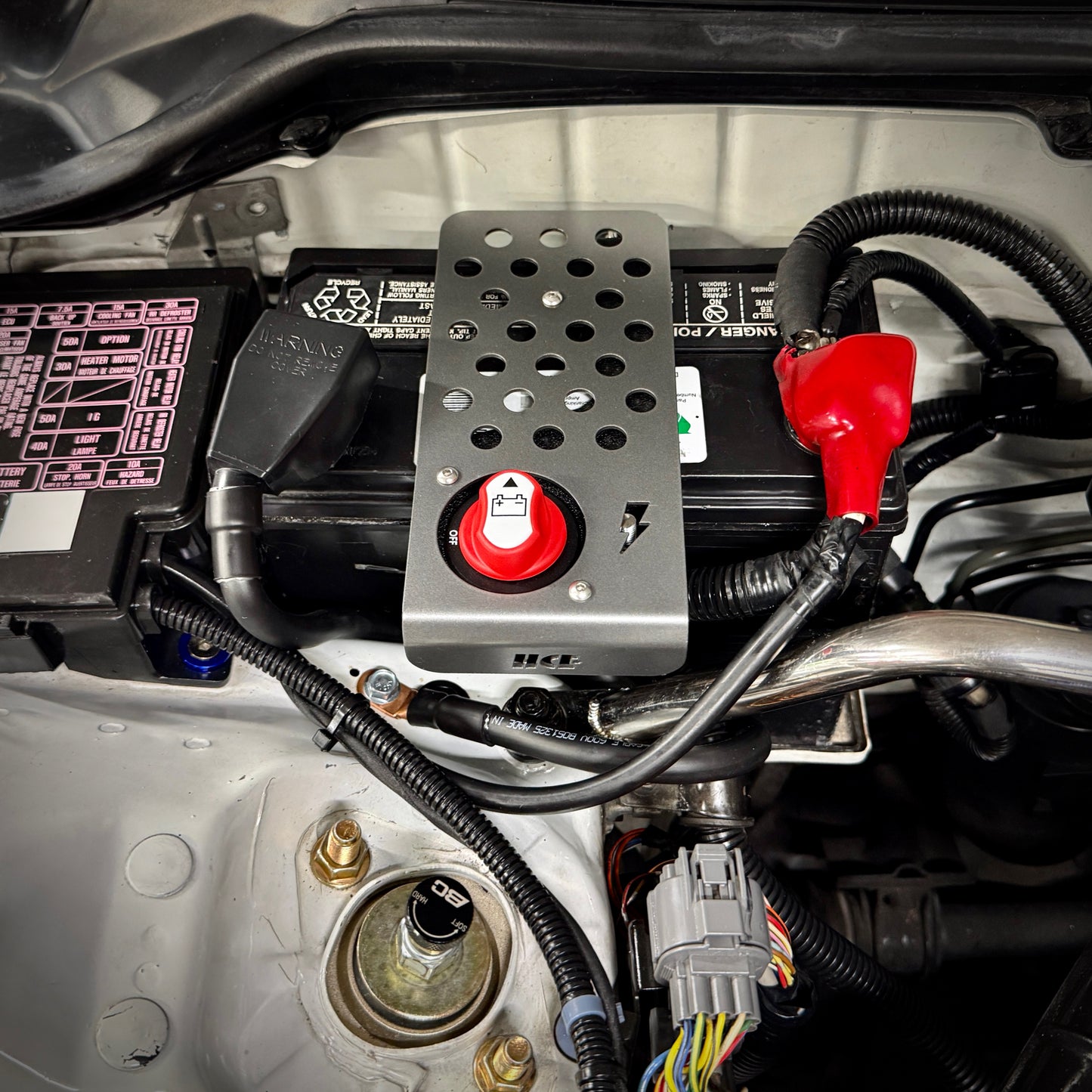 51 / 51R Battery Hold-Down and Disconnect